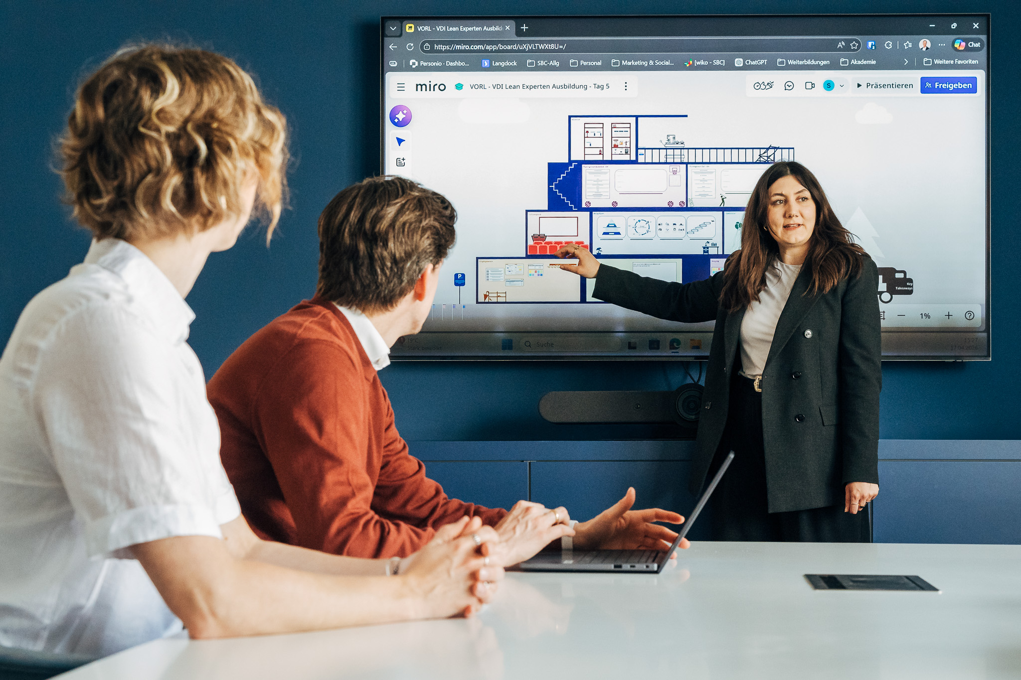 Zwei-Personen-nehmen-an-der-VDI-Lean-Experten-Ausbildung-von-Schiffers-Bauconsult-teil